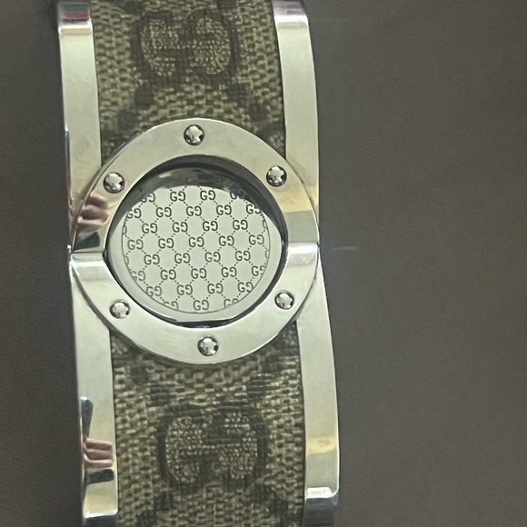New Authentic Gucci bracelet watch! Twirls from watch to bracelet - Picture 11 of 12